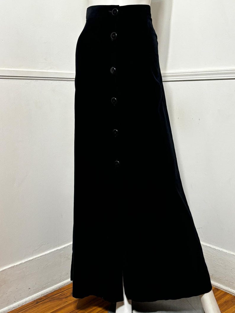 Traje de falda maxi y chaleco de terciopelo negro vintage de tres piezas, talla extra pequeña, de los años 70, de Alco imagen 6
