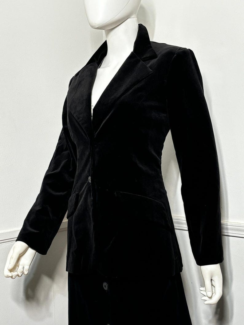 Traje de falda maxi y chaleco de terciopelo negro vintage de tres piezas, talla extra pequeña, de los años 70, de Alco imagen 5