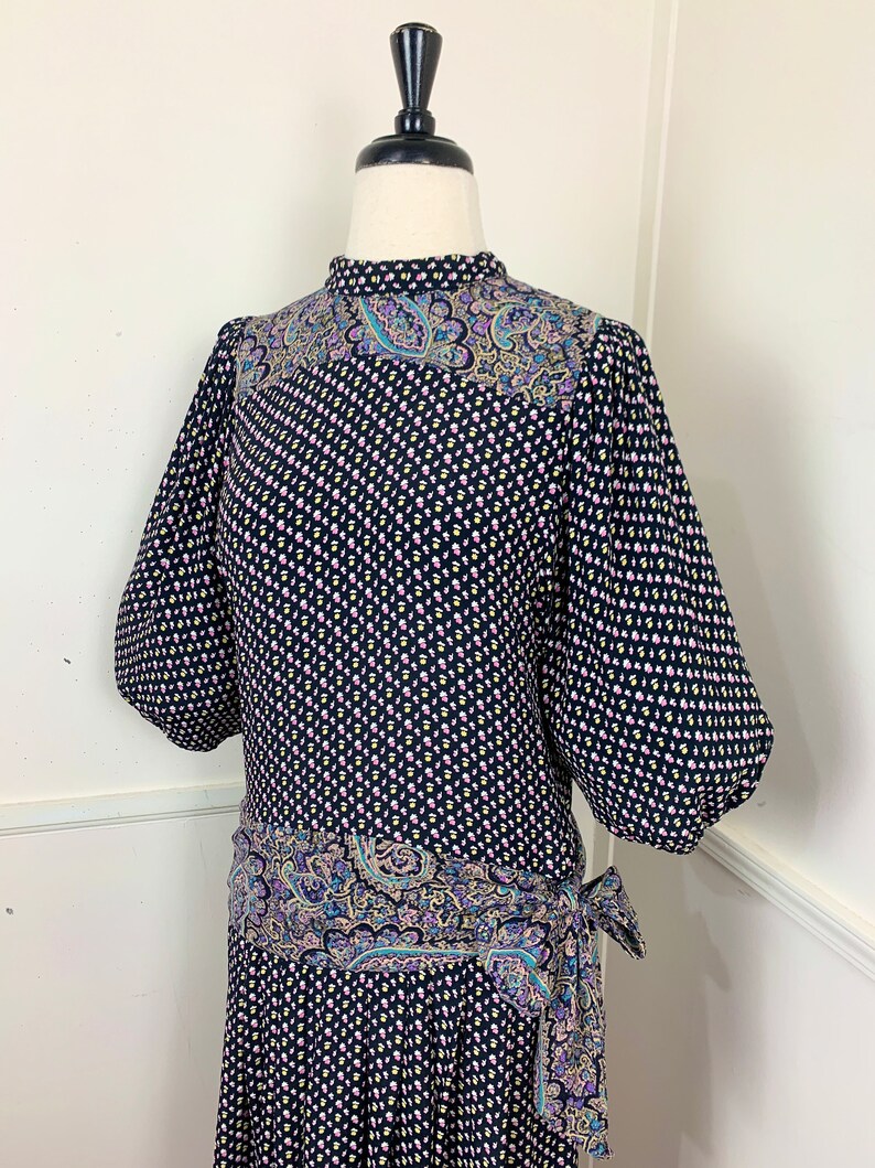 Best fit Small 1920/'s Style Drop Waist Rayon Day Dress Taurus II 1980/'s Vintage Floral Paisley Dress with Balloon Sleeves
