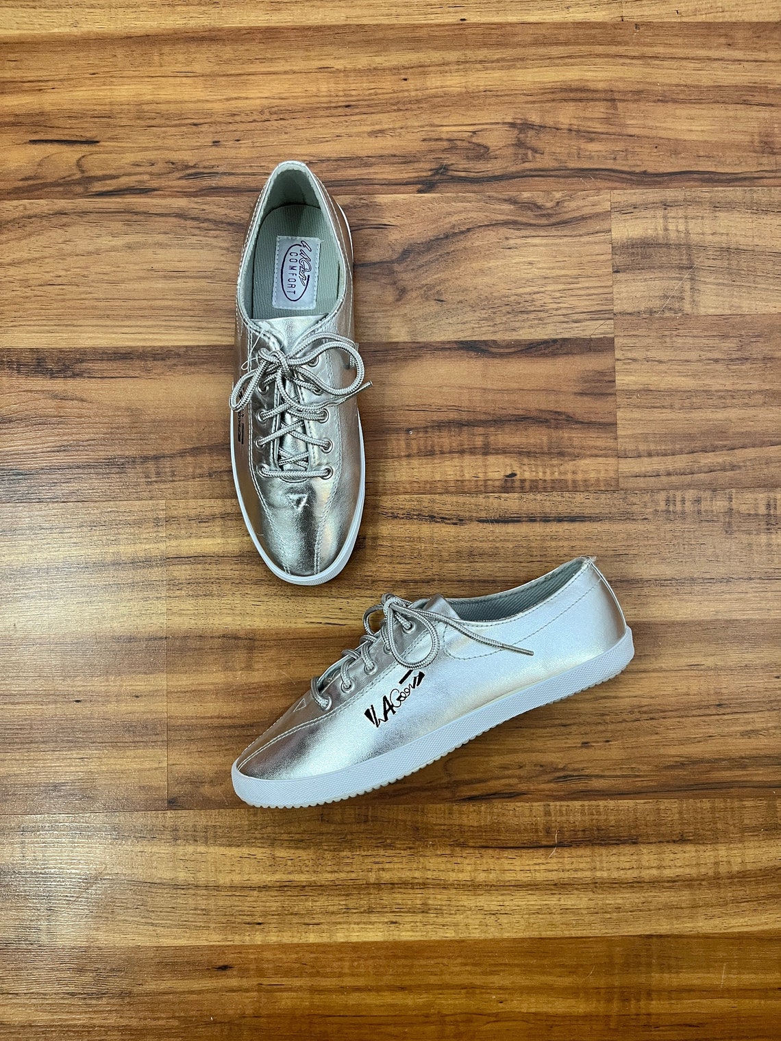 Size 6 US 1980s Vintage Metallic Silver Sneakers by LA Gear, foto 1 di 5