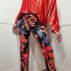 Pantalones acampanados de terciopelo con lentejuelas y estampado floral estilo Y2K de Cache