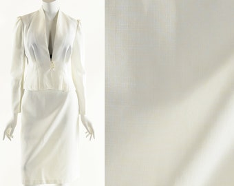 Conjunto de vestido y traje de dos piezas blanco con volantes estilo años 70