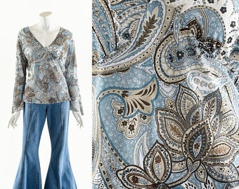 Blusa azul estilo boho con estampado paisley.