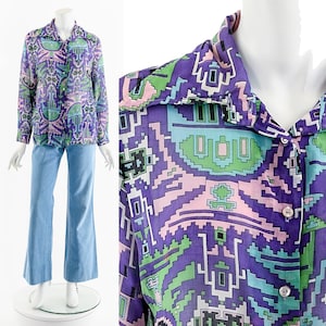 Puede incluir: Una camisa de manga larga con un estampado geométrico en tonos morados, verdes y rosas, con cierre de botones en la parte delantera.