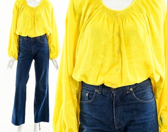 Blusa amarilla de manga abullonada