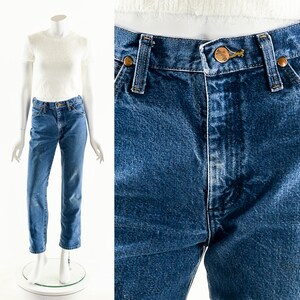 Puede incluir: Un par de pantalones vaqueros azules de mezclilla con cintura alta y pierna recta. Los vaqueros tienen cierre de bot&oacute;n y un dise&ntilde;o cl&aacute;sico de cinco bolsillos. Los vaqueros est&aacute;n hechos de una tela de mezclilla suave y c&oacute;moda.