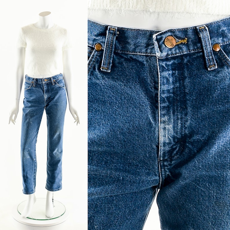 Puede incluir: Un par de pantalones vaqueros azules de mezclilla con cintura alta y pierna recta. Los vaqueros tienen cierre de bot&oacute;n y un dise&ntilde;o cl&aacute;sico de cinco bolsillos. Los vaqueros est&aacute;n hechos de una tela de mezclilla suave y c&oacute;moda.