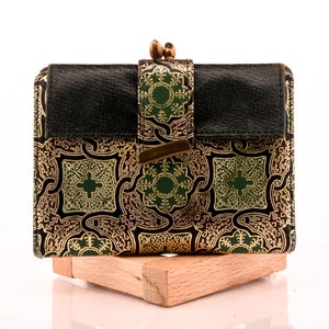 Cartera de piel con mariposas verdes doradas y diamantes