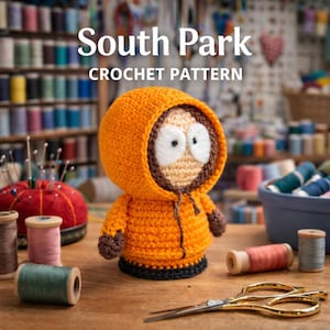 Puede incluir: Muñeco de ganchillo hecho a mano de Kenny de South Park, con una chaqueta con capucha naranja. El muñeco tiene ojos blancos grandes y un contorno marrón. Las palabras "South Park CROCHET PATTERN" están en la parte superior. El muñeco está sobre una superficie de madera con suministros de costura.