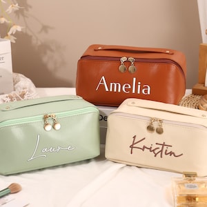 Personalisierte bestickte Vegane Leder-Make-up-Tasche, benutzerdefiniertes Monogramm-Brautjungferngeschenk, Reise-Kulturbeutel für Frauen, Mather's Day Geschenke