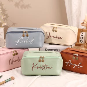 Personalisierte bestickte Vegane Leder-Make-up-Tasche, benutzerdefiniertes Monogramm-Brautjungferngeschenk, Reise-Kulturbeutel für Frauen, Mather's Day Geschenke