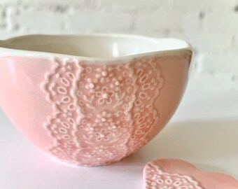 Handmade Shiny Pink Porcelain Lace Bowl with Heart Lace Cutlery Rest Set, Ceramic Lace Bowl, Lace Pottery Bowl, Gift for Pink and Lace Lover