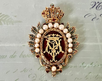 Vintage ART CO Crest and Crown Brooch, Ornate Royal Pin, Elegant Estate Jewelry