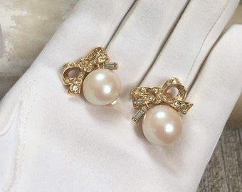 Signed Nina RICCI Pearl Clip on Earrings, French Designer Jewelry, Bridal Jewelry