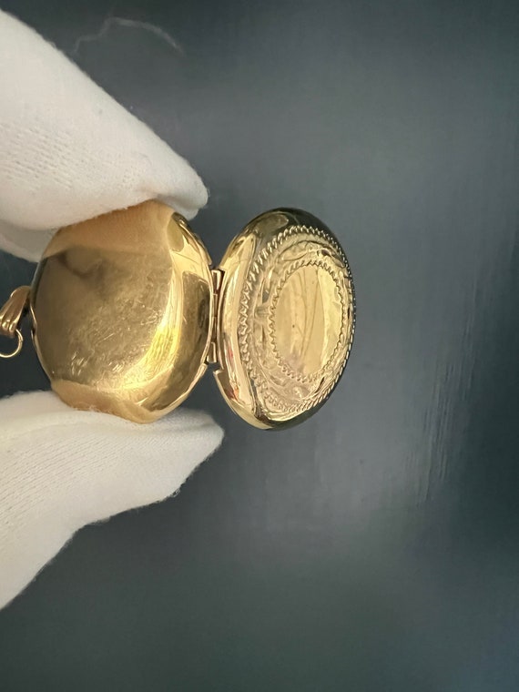 Vintage Gold Tone Engraved Locket, Estate Jewelry - image 7