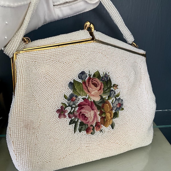 Monedero vintage con cuentas: rosas bordadas de los años 60, asa superior