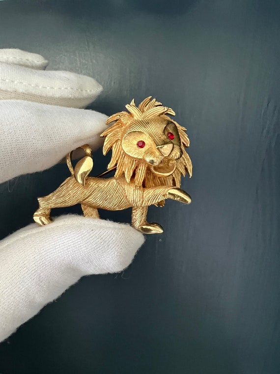 Vintage Leo Lion Pin Red Rhinestone Eyes, Cute Lio