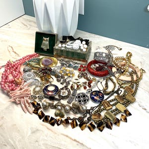 Vintage Jewelry Lot: 56 Pcs, Brooches, Necklaces, Earrings, Bracelets, Lucite Box
