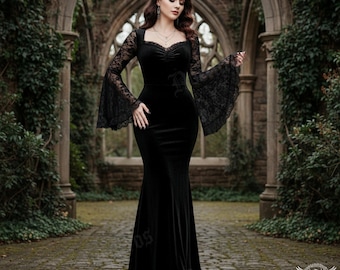 Könnte beinhalten: Ein schwarzes Samtkleid mit quadratischem Ausschnitt und ausgestellten Spitzenärmeln. Das Kleid hat ein figurbetontes Oberteil und einen Meerjungfrau-Rock. Das Bild ist in einer gotischen Umgebung im Freien aufgenommen. Das Kleid ist ein dunkler, eleganter Stil.