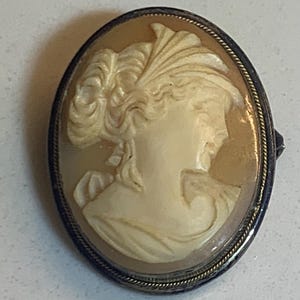 Spilla con cammeo in conchiglia vittoriana, pendente, argento antico con dettaglio in corda dorata, circa 1880, pezzo di famiglia