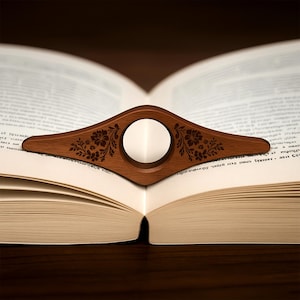 Suporte de página de livro de madeira gravado, extensor de polegar personalizado, ferramenta de leitura prática, presente personalizado para leitores ávidos e bibliotecários