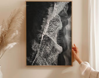 Poster ocean waves in black and white – minimalist beach photography as modern wall art for the living room, Scandi decoration & surfer gift