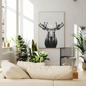 Póster minimalista de alce en blanco y negro: motivo de naturaleza escandinava para salón, dormitorio y oficina.
