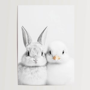 Póster de conejo y pollito sobre fondo blanco: adorable fotografía de animales para habitación infantil, sala de estar y decoración escandinava.