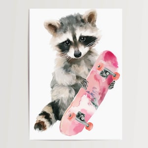 Poster acquerello "Procione con skateboard" – grazioso motivo animale in rosa per la cameretta dei bambini, moderna decorazione murale senza cornice