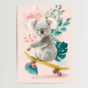 Poster Koala auf Skateboard mit tropischen Blättern – lustiges Kinderzimmer Poster Dschungel Baby Tier Wandbild