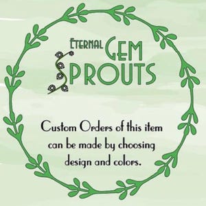 Pode incluir: Uma moldura circular de videira verde rodeia o texto Eternal Gem Sprouts com um pequeno gr&aacute;fico de videira. Abaixo, o texto diz: Custom Orders of this item can be made by choosing design and colors. O fundo &eacute; de cor verde claro.