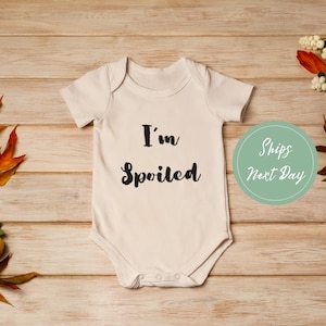 Je suis gâtée Funny Baby Onesie® Body naturel mignon pour bébé, Cadeau rigolo pour baby shower, Cadeau pour bébé Barboteuse pour bébé, Jolie grenouillère pour bébé® Vêtements de bébé