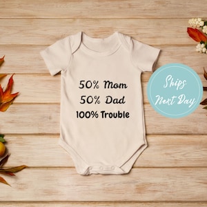 100% Trouble Funny Baby Onesie® Mignon body naturel pour bébé, Cadeau drôle de baby shower, Cadeau pour bébé Barboteuse pour bébé, Mignon Baby Onesie® Vêtements de bébé
