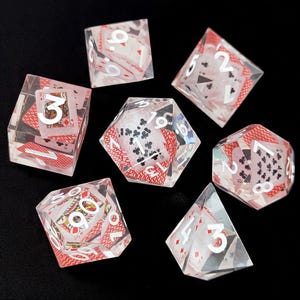 Pokerdobbelstenenset – hars DnD-dobbelstenen gevuld met speelkaarten, unieke RPG-dobbelstenenset, cadeau voor DnD-spelers, spelaccessoires op tafel