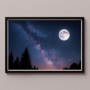 Può includere: Stampa incorniciata con una scena del cielo notturno. L'immagine mostra una luna piena, una vibrante Via Lattea e alberi sempreverdi in silhouette. La tavolozza dei colori include blu profondi, viola e tocchi di arancione, creando un'atmosfera serena e celeste.