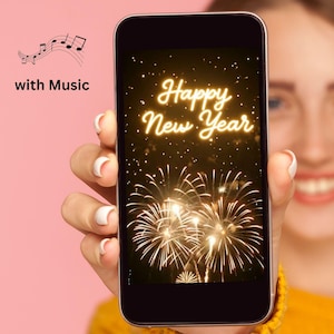 以下が含まれることがあります： スマートフォンには、花火とともに「Happy New Year」の挨拶が表示されています。スマートフォンは、ピンク色の背景に、黄色のセーターを着た人が持っています。画像には音符と「with Music」の文字も含まれています。