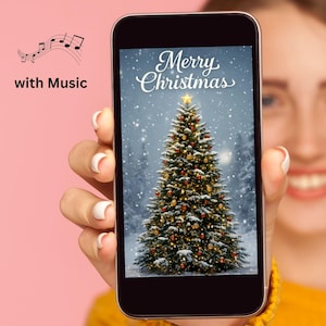 Puede incluir: Un teléfono inteligente muestra un árbol de Navidad decorado con la frase "Merry Christmas". El teléfono lo sostiene una persona con un suéter amarillo. La imagen también incluye notas musicales y el texto "with Music".