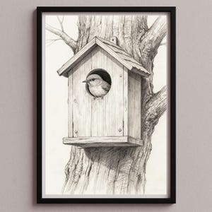 Puede incluir: Dibujo a lápiz enmarcado de una casa para pájaros con un pequeño pájaro asomándose por la entrada redonda. La casa para pájaros está montada en un tronco de árbol. La obra de arte es en blanco y negro.