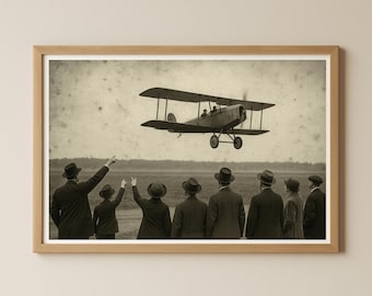 Op de afbeelding: Een ingelijste sepia-kleurige prent toont een vintage dubbeldekker die opstijgt, bekeken door een groep mannen in pakken en hoeden. Het vliegtuig is in de lucht en de mannen gebaren en kijken omhoog. De prent heeft een vintage uitstraling.