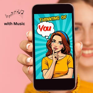 Könnte beinhalten: Ein Smartphone zeigt eine Pop-Art-Illustration einer Frau mit rotem Haar, einem gelben Oberteil und einem blauen Stirnband. Die Sprechblase sagt "Thinking of You". Das Telefon zeigt auch Noten und die Worte "with Music".
