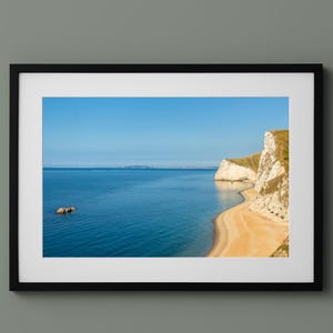 Stunning View of Dorset&#39;s White Cliffs at Durdle Door – Coastal Landscape Photography