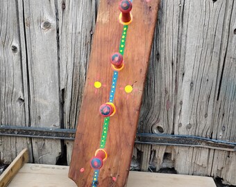 ¡Perchero vintage colorido, pintado a mano y con 4 ganchos!