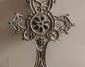Cruz católica decorativa vintage para colgar en la pared, hecha de composite. Mide 30 x 18 cm.