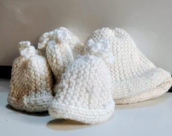 Juego vintage de cinco gorros de muñeca tejidos a mano. Varios tamaños.