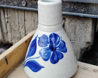 Cerámica Williamsburg, 2008. Esmalte de sal estampado. Minijarrón floral azul.