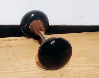 Komplet klamek do drzwi, wykonanych z czarnej porcelany.