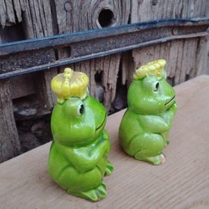 Vintage porcelain frog salt and pepper shakers.