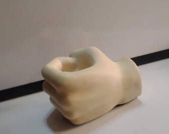 Estatua de mano. El arte de la mano. Estatua de primera mano.