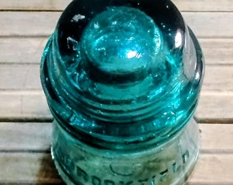 Juego de 3 aisladores de vidrio vintage que incluyen Hemingway Grey 9, Hemingway 42 y Whitall Tatum No. 1.