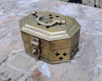 Pequeño pastillero/baratija de latón vintage, de pequeño tamaño, adornado con estrellas.